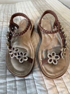 ANDIAMO Brown Floral Rhinestone Flat Sandals